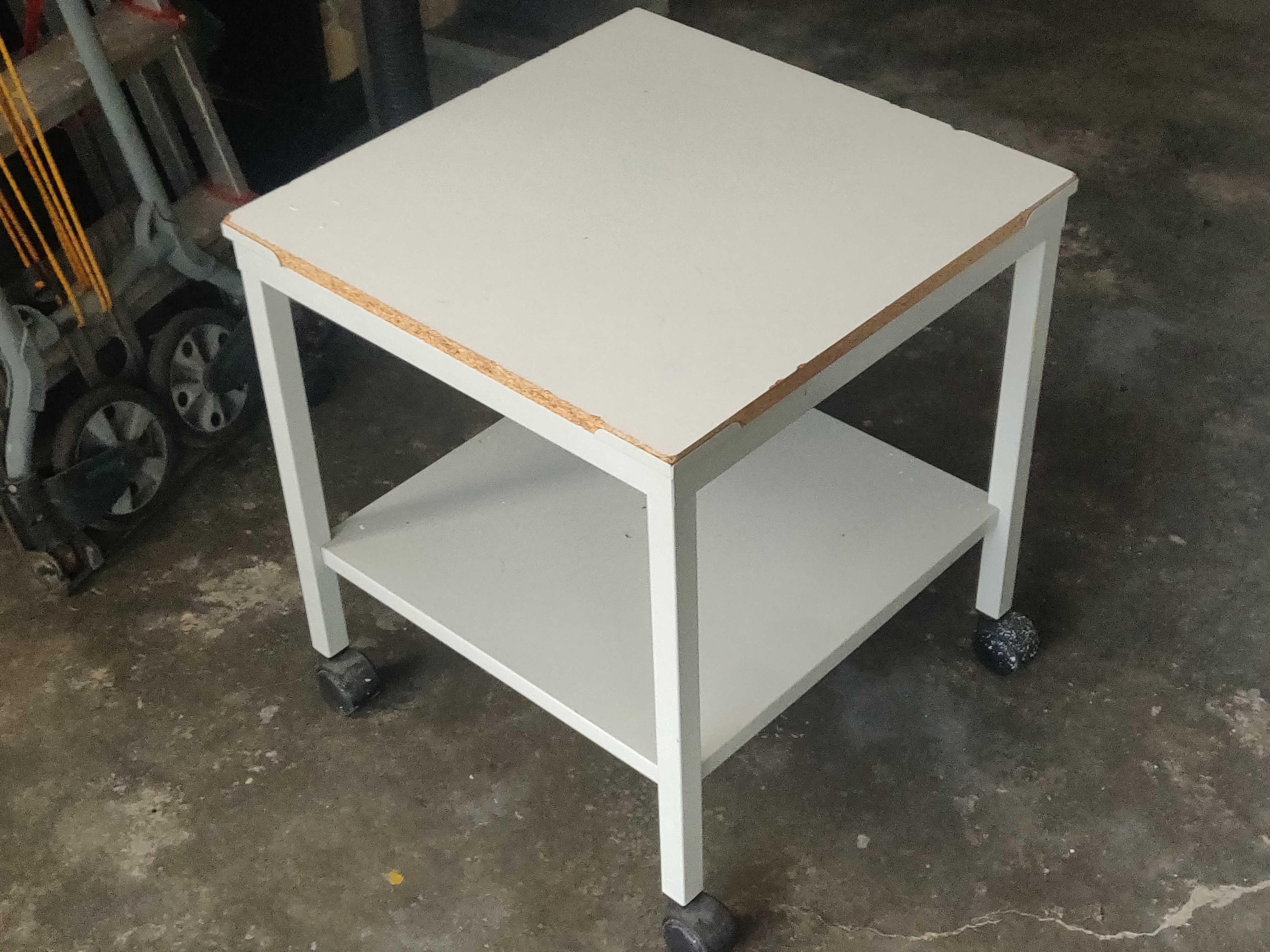 Mesa pequena branca