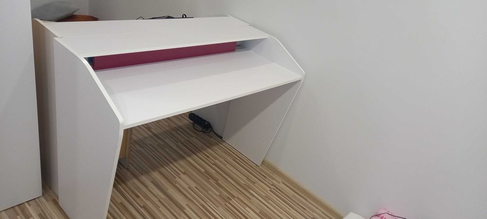 Biurko biało różowe młodzieżowe z podświetleniem led