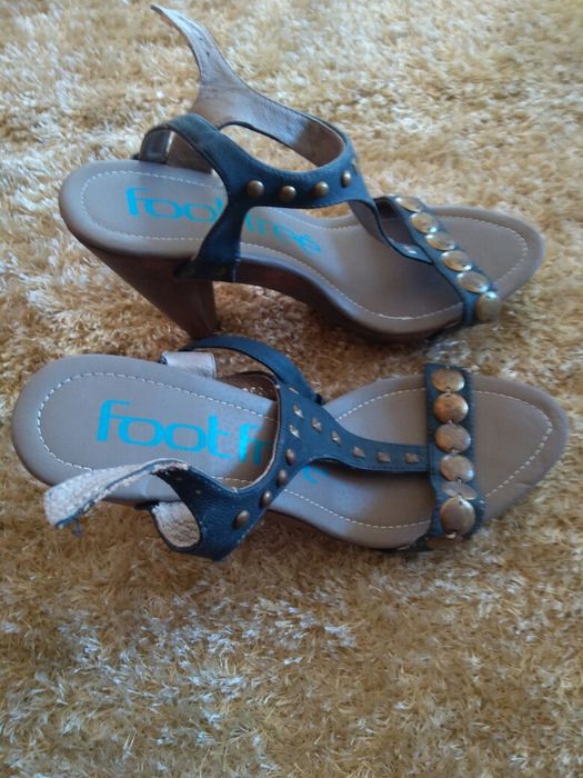 Sandálias (Foreva) e outra Marca n.39