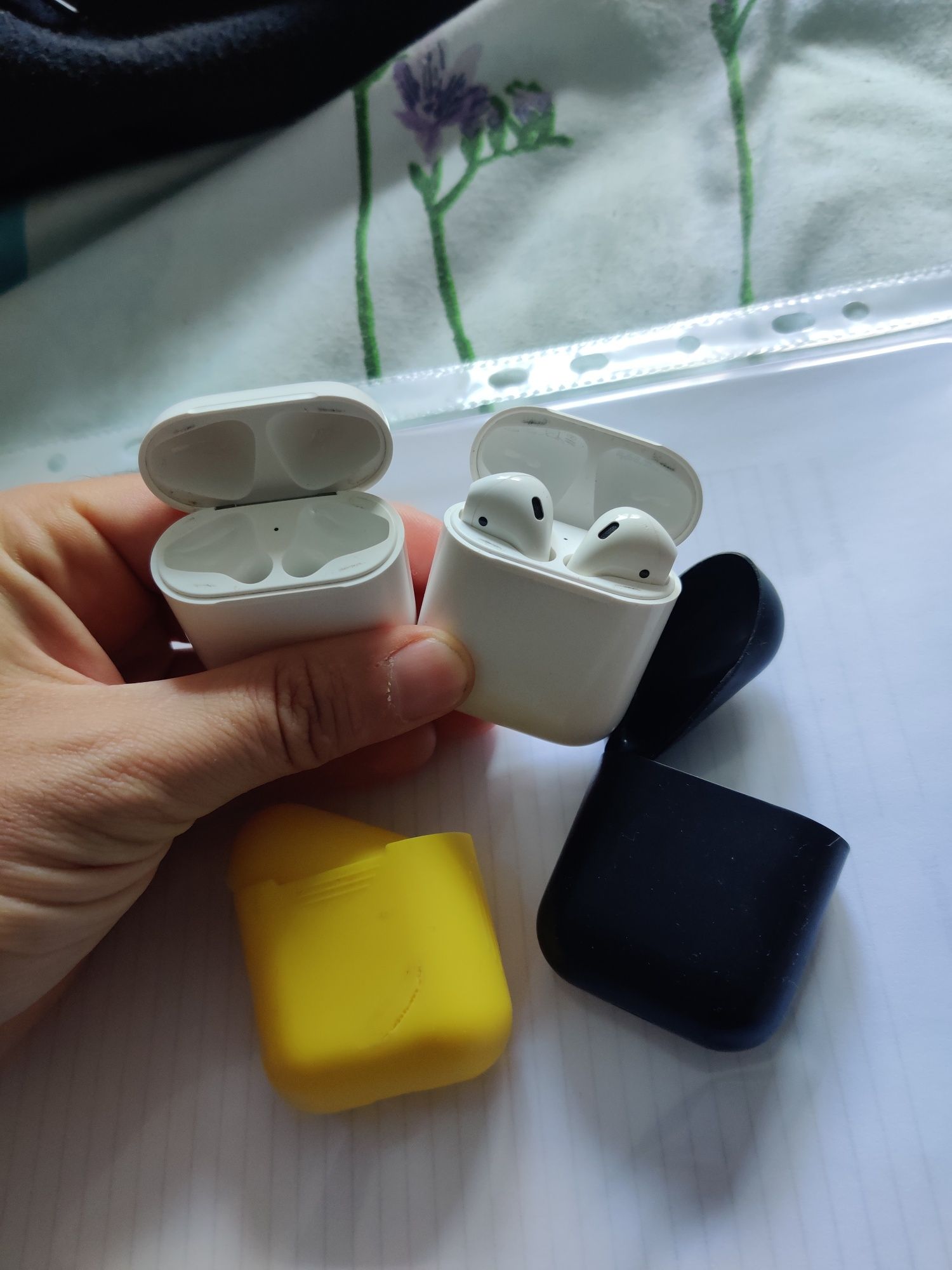 Продам Airpods 1 кейс 2шт навушники л/п не робочі