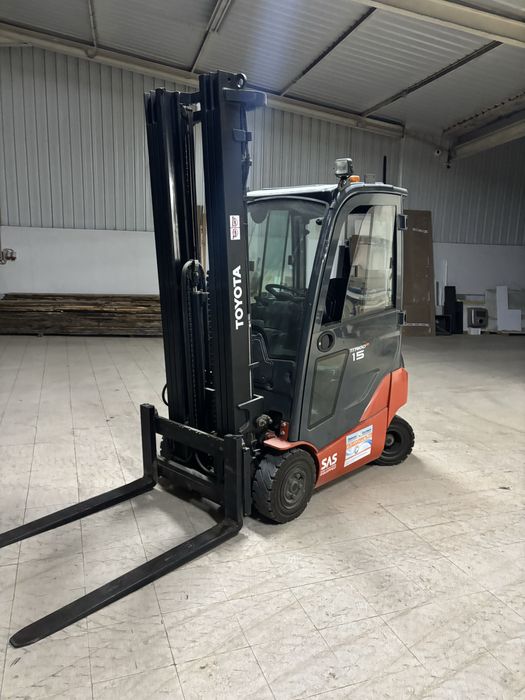Empilhador toyota 1.5T elétrico com torre tripla em bom estado geral