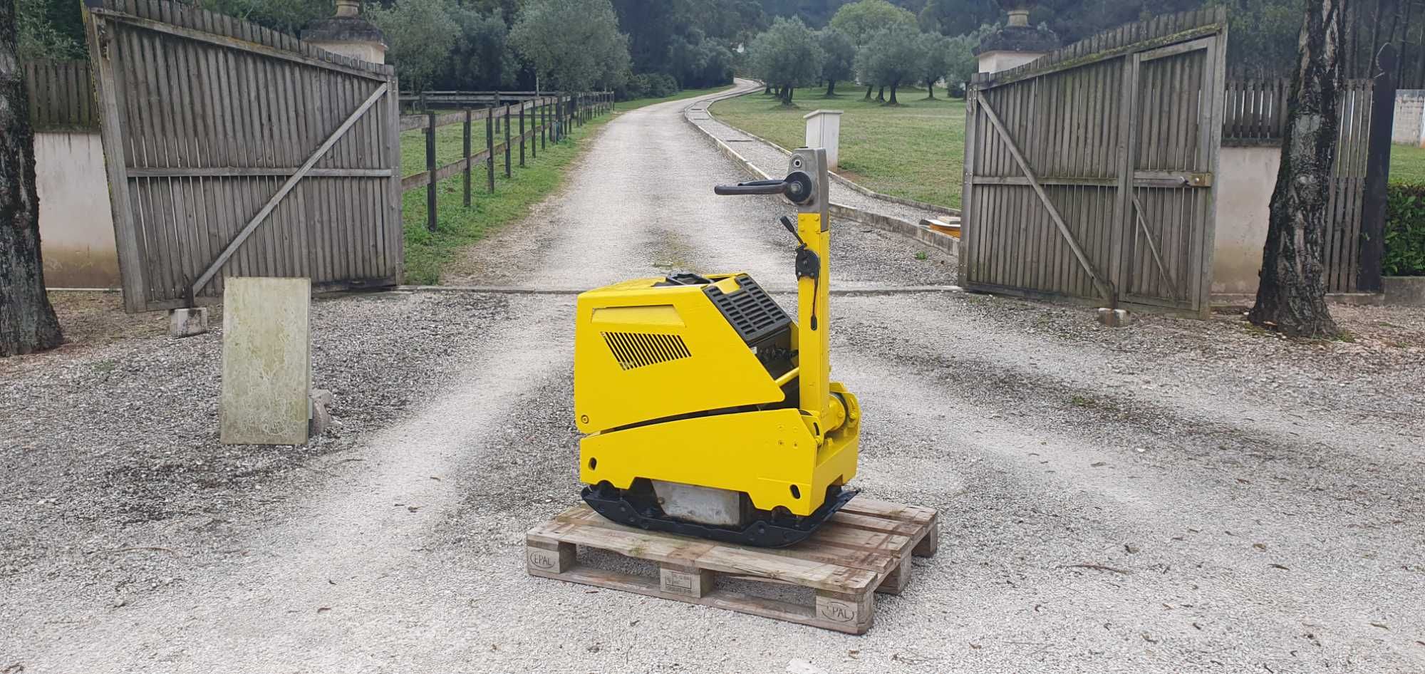 Placa Vibratória de 480 kg com Arranque Eléctrico