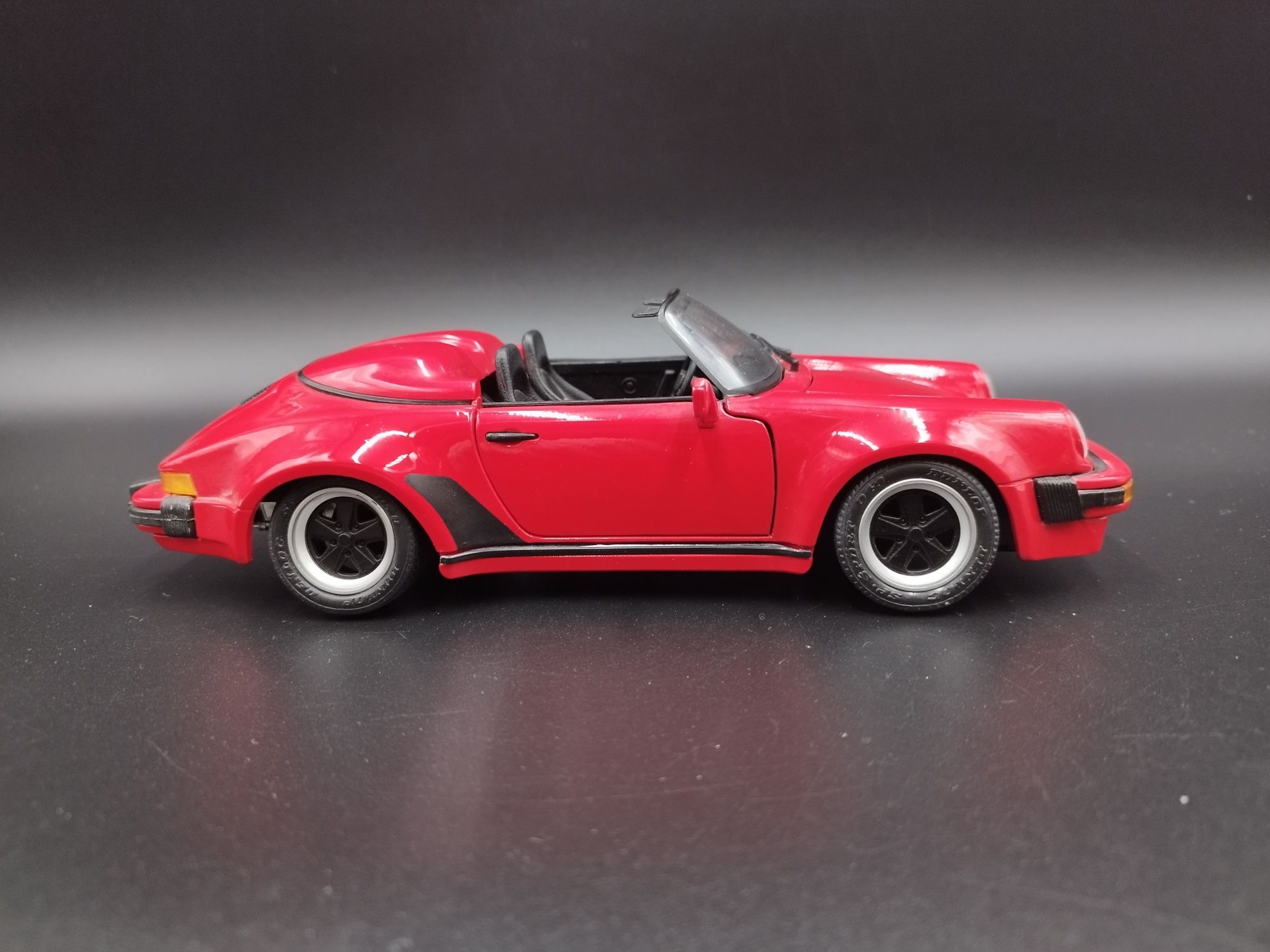 1:18 Maisto  1989 Porsche 911 Carrera Speedster model używany