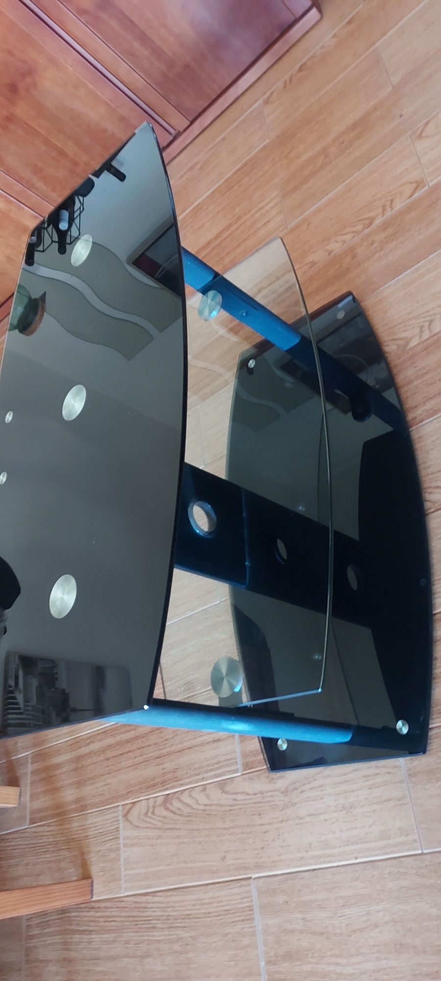 Mesa para televisão em vidro preto temperado.