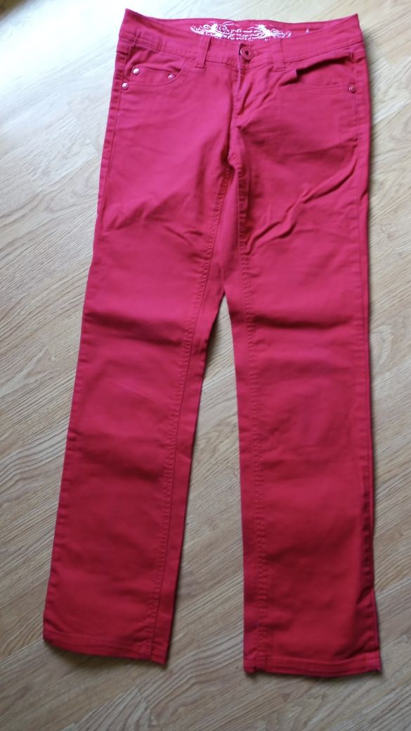 Czerwone spodnie jeansowe colours of the worid