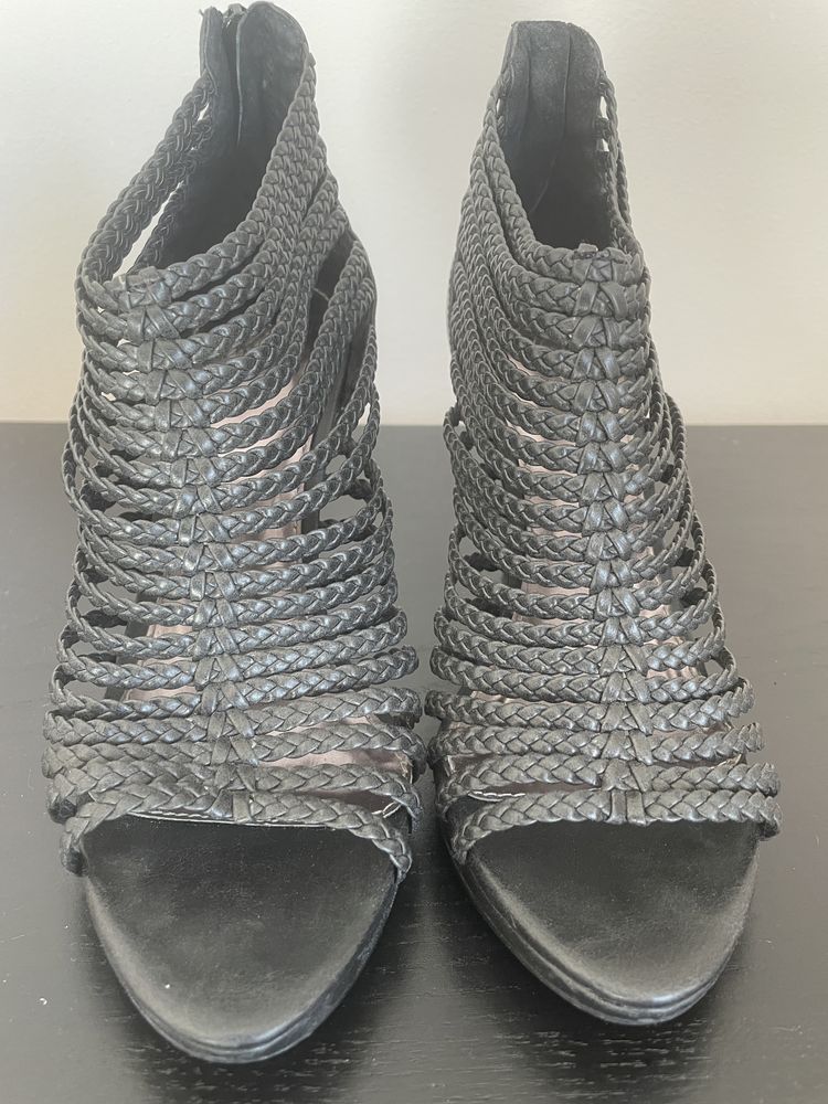 Sandalias pretas entrançadas Zara