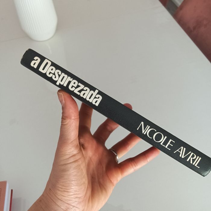 A desprezada, Nicole Avril