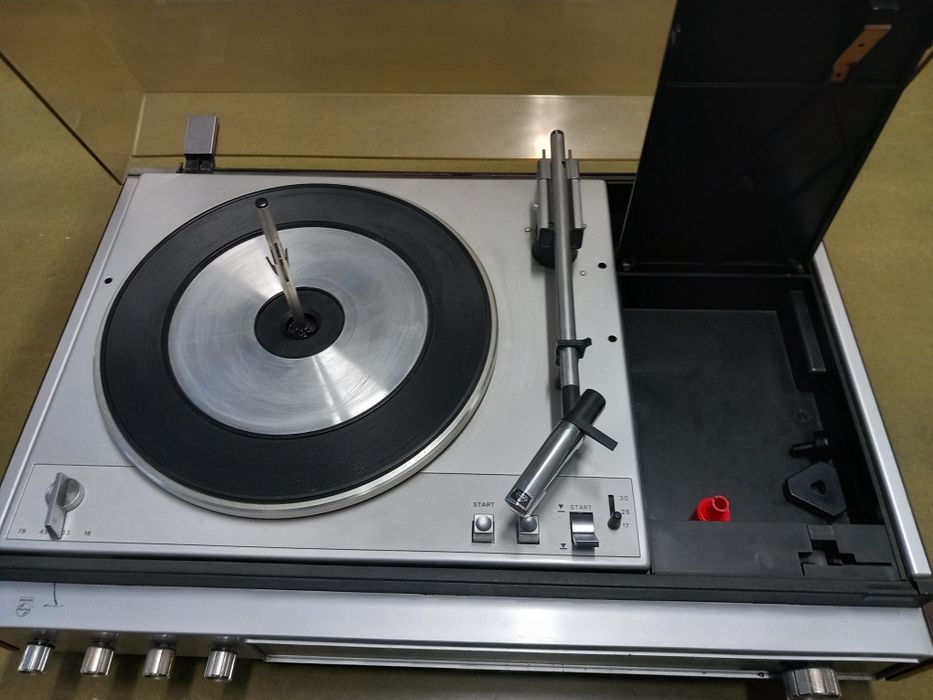 Gira discos com radio grundig (avariado)