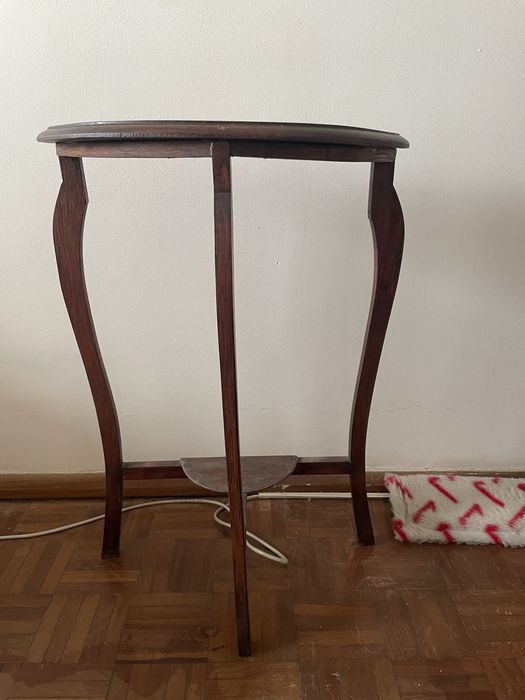 Móvel de apoio em madeira