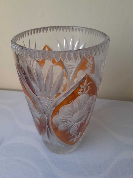 Wazon kryształowy z oryginalnym zdobieniem.
