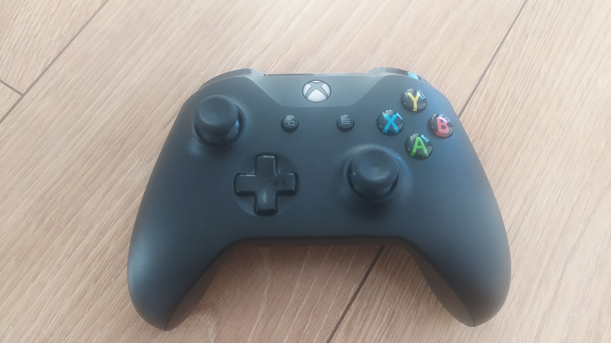 Pad Xbox One oryginał biały lub czarny bardzo dobry stan.