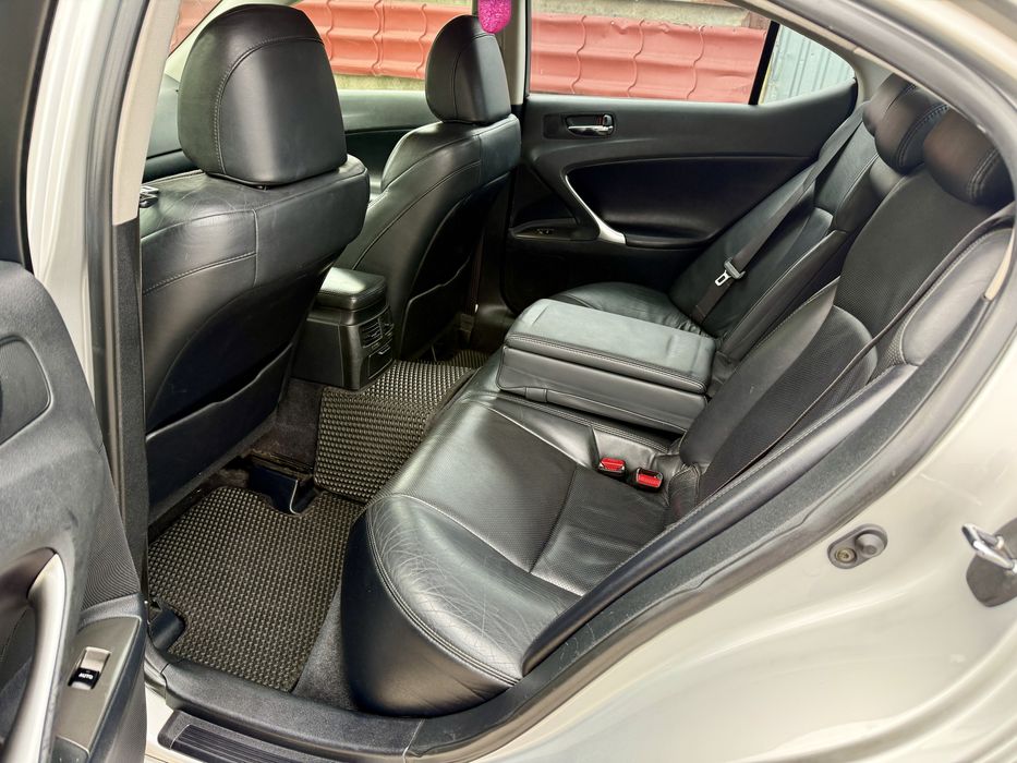 Продам Lexus Is 220d