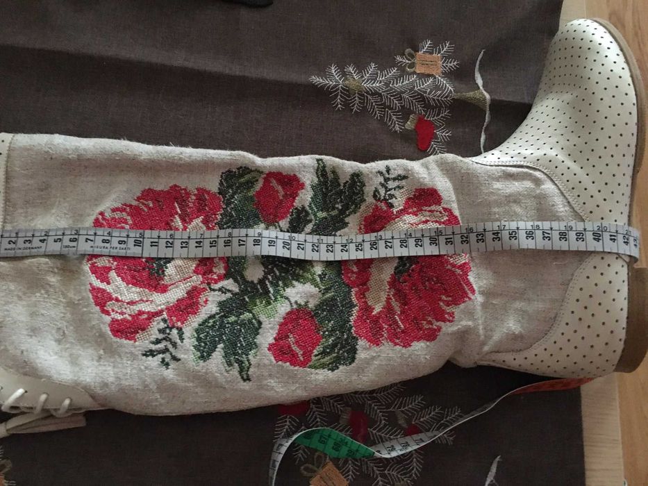 Чоботи жіночі з українським орнаментом.