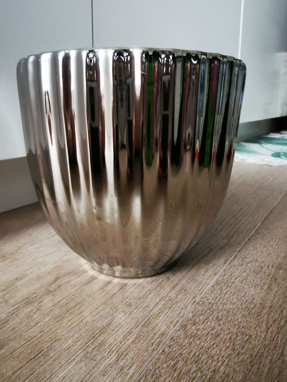 Elegancka srebrna osłonka donica na kwiaty ceramiczna 19 x 19 cm