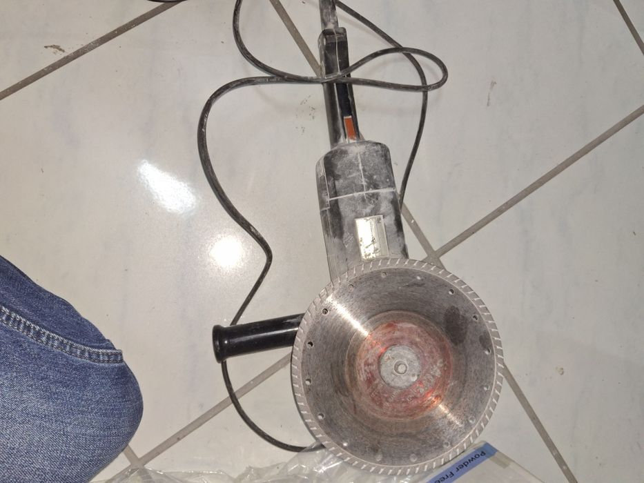 Rebarbadora grande com disco