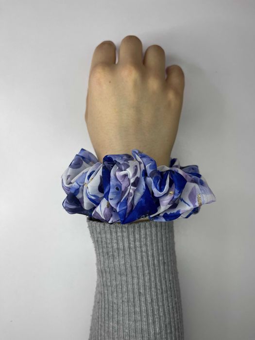 Mała gumka scrunchie – niebiesko-biała, ręcznie szyta, nowa