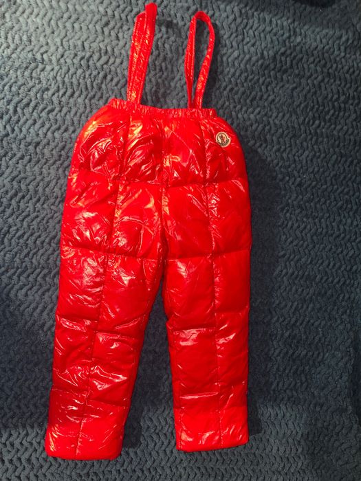 Красный зимний комбинезон Moncler