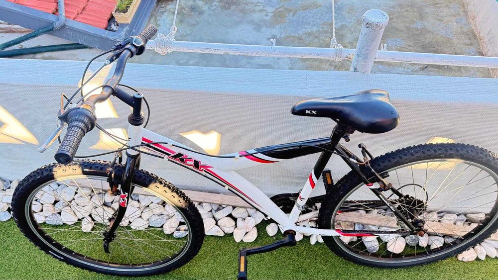 Bicicleta funcional mas com marcas de uso