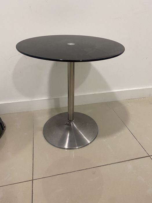 Vidro de mesa e mesa preta