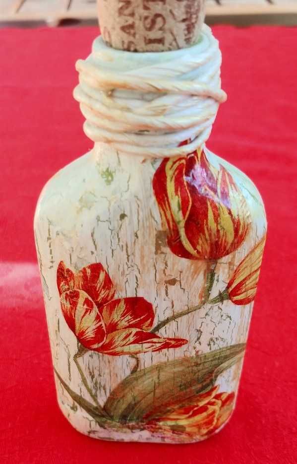 Mała ozdobna butelka decoupage
