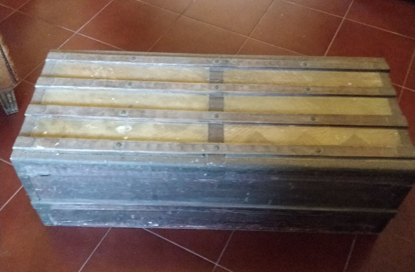 Baú Antigo de Madeira e Metal – Peça Vintage Única