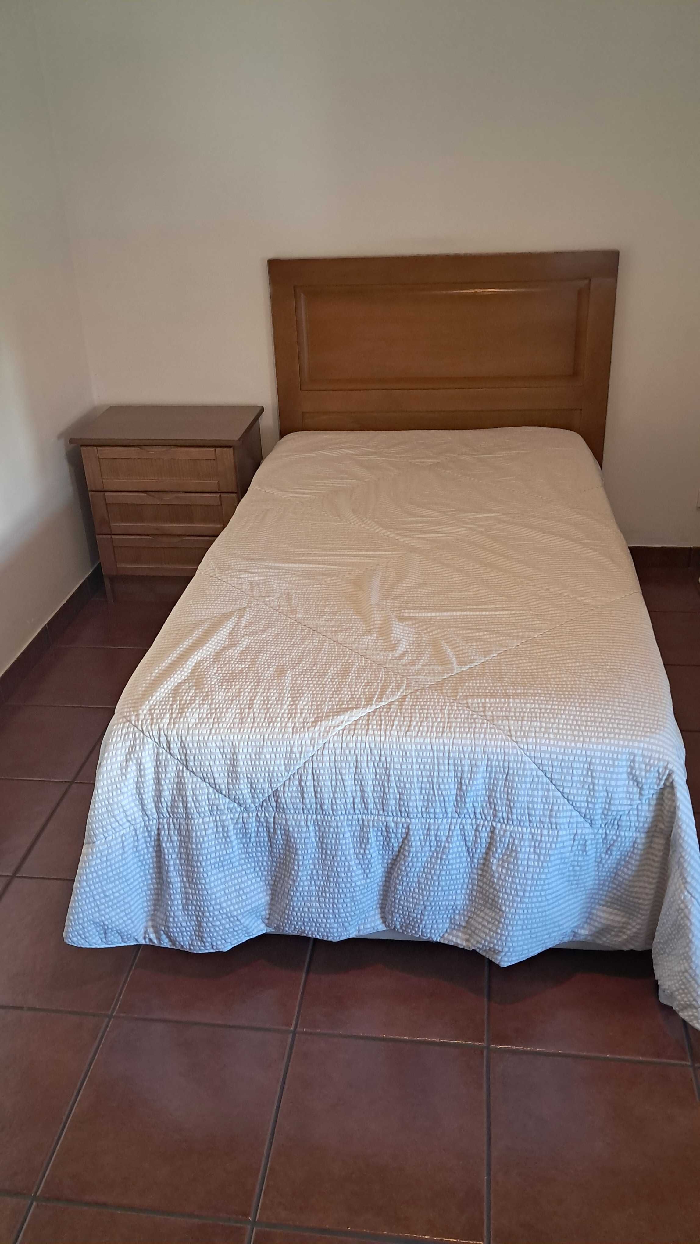 Conjunto Quarto: Sommier com Colchão e Cabeceira e Mesa de Cabeceira!
