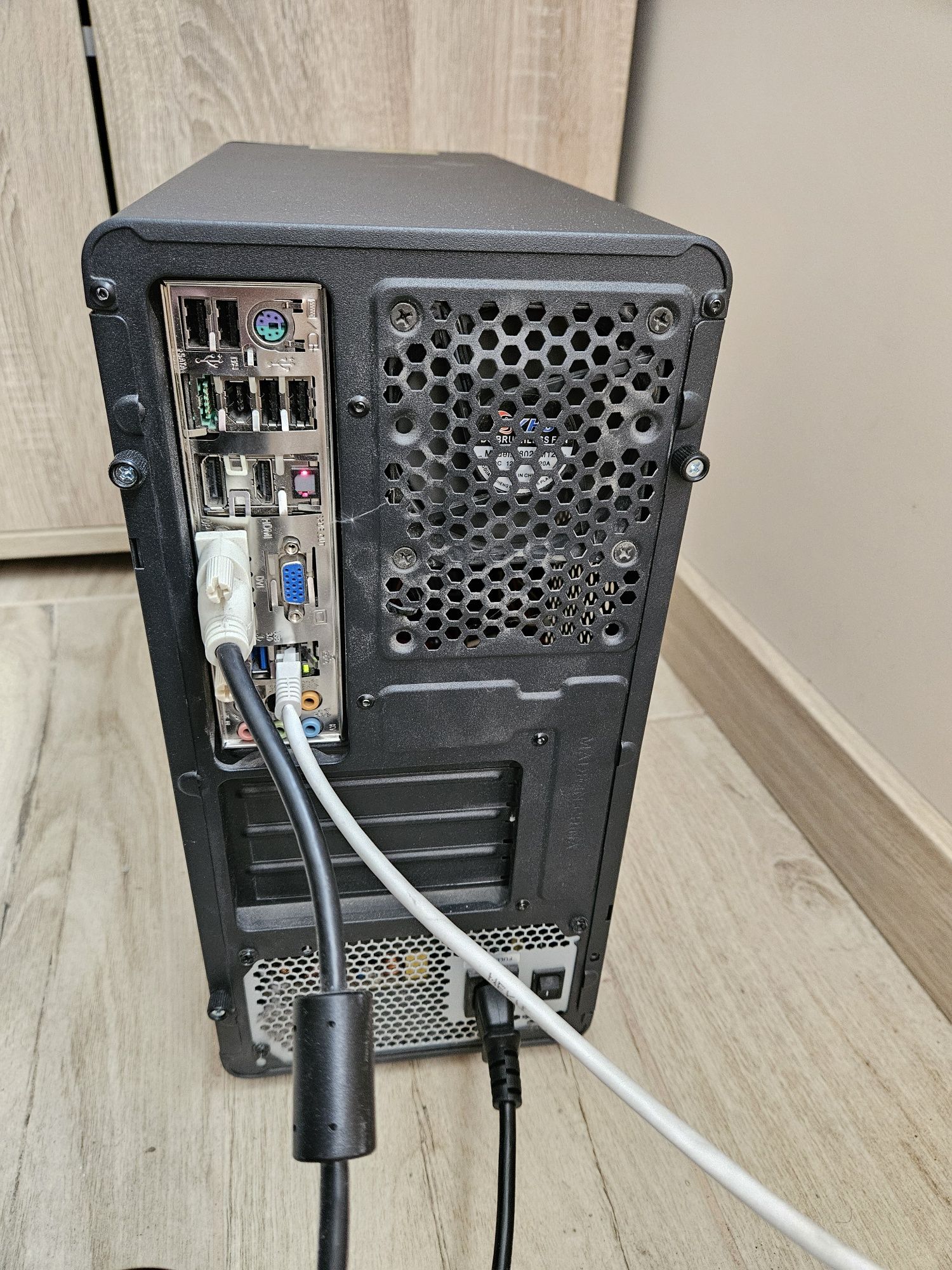 Komputer stacjonarny Intel I5-2400S, SSD, HDD, 12GB RAM, DVD, Windows
