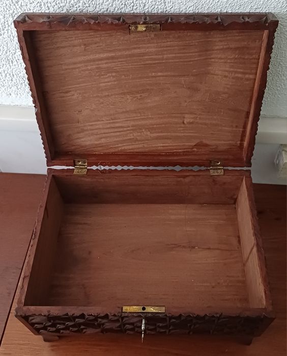 Caixa artesanal em madeira maciça com entalhe geométrico