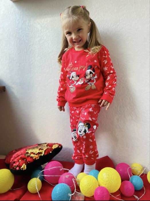 Кофти ,новорічний одяг ,міккі ,мінні ,реглани ,новорічний принт