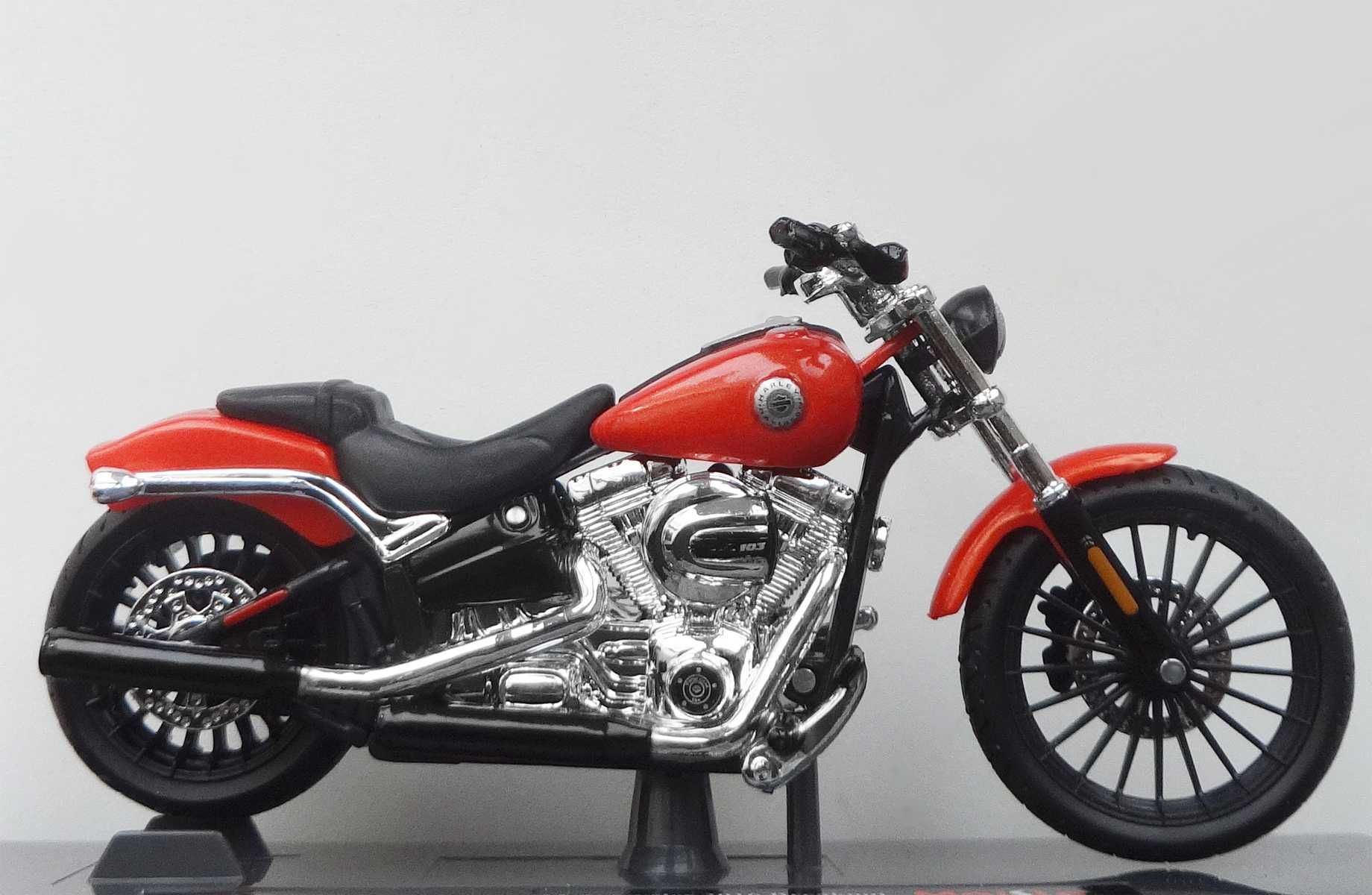 Модель мотоцикла Harley-Davidson 2016 Breakout 1:18