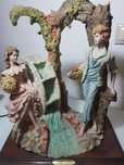Estatueta  com  casal apaixonado.