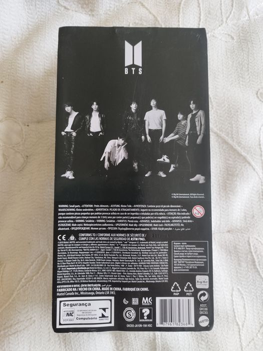 Boneca colecionável da banda BTS, fabricada pela Mattel. Apresenta um