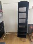 Wieszak ikea mulig z materialowymi półkami