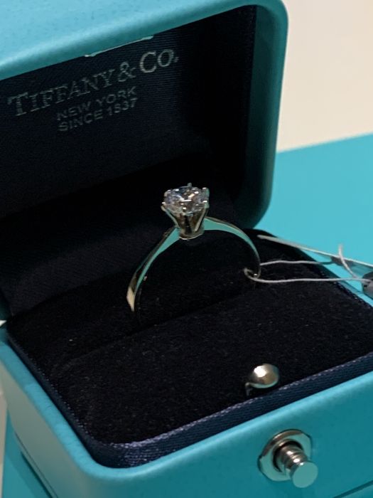 Каблучка в білому золоті з діамантом в стилі Tiffany.