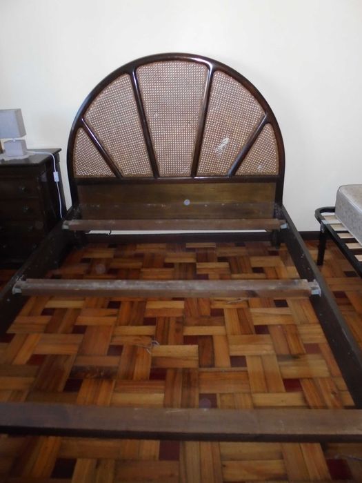 Cama de casal em madeira de cerejeira, 1,85x1,38, usada