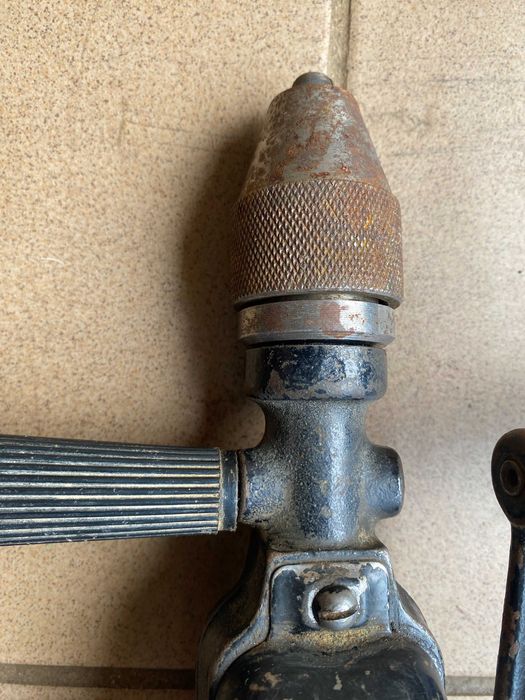 Stara wiertarka ręczna.