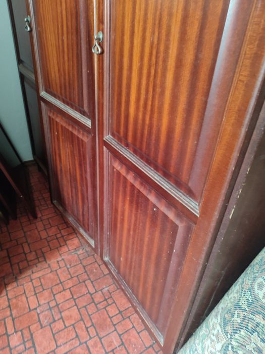 Roupeiro em mogno três portas