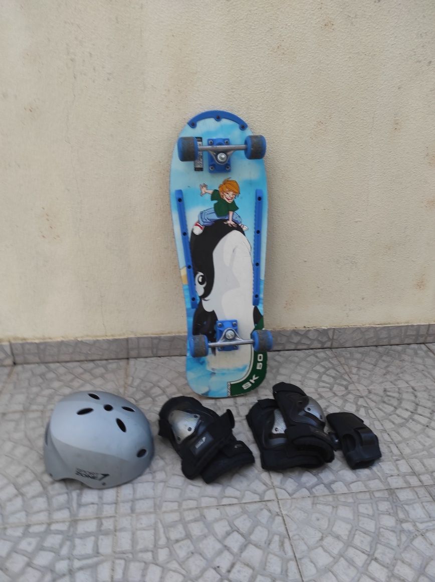 Skate, com capacete e proteções