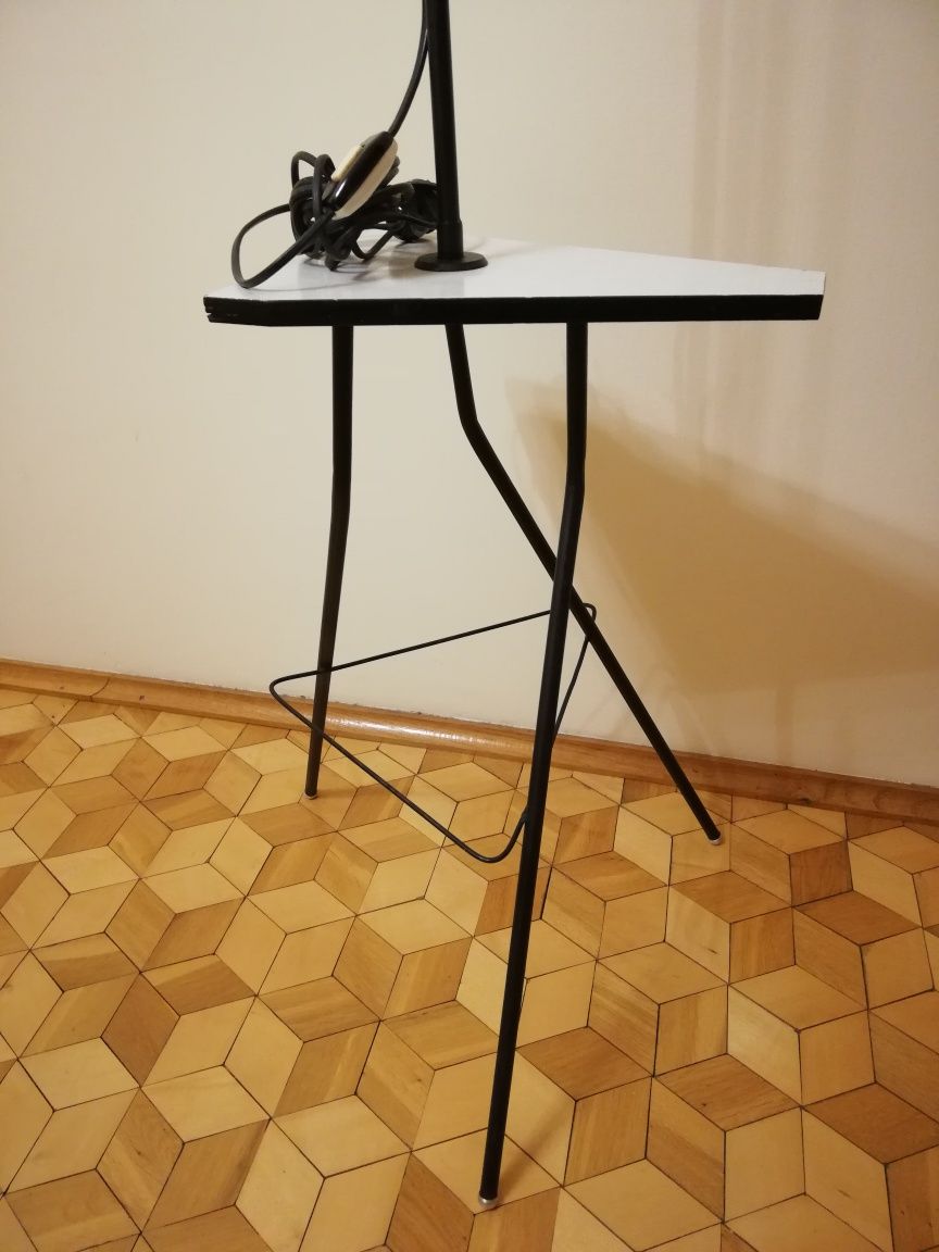 Lampa prl metalowa podłogowa ze stolikiem i półką