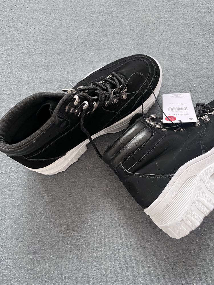 Sneakersy na platformie