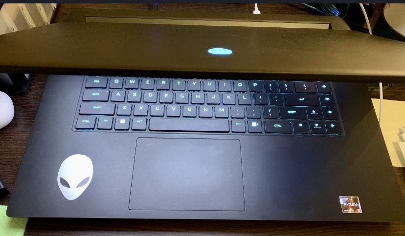 Dell Alienware 17 r5 AMD 6900HX  Radeon 6850M 12GB DDR 32GB SSD 1Tb