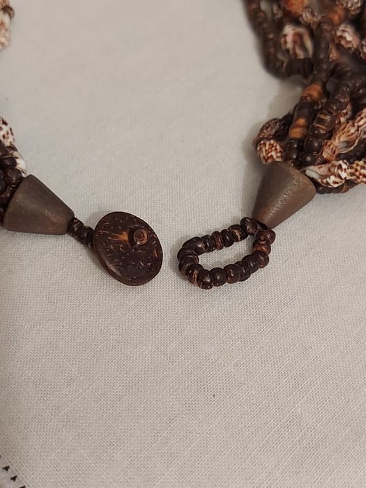 Colar de mini búzios e contas. Comp. 47,5cm.