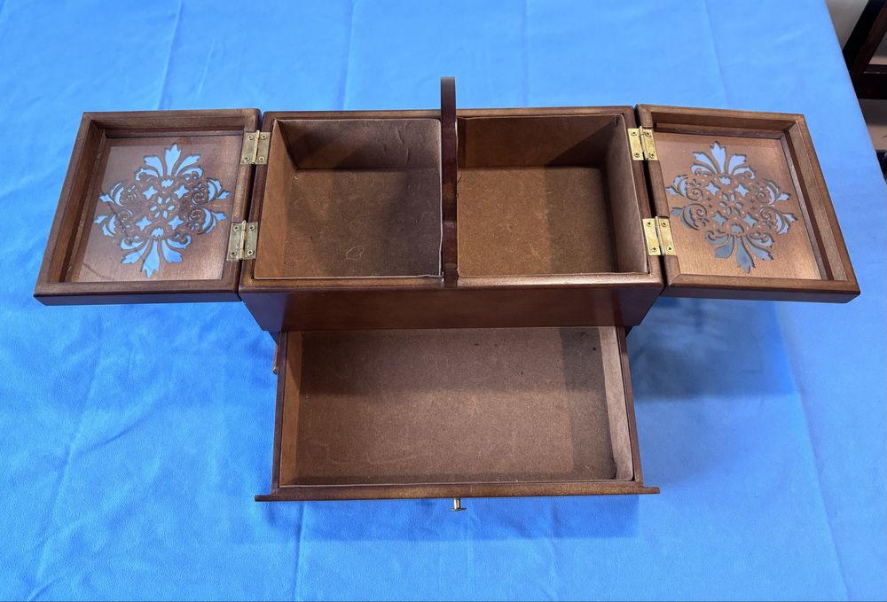 Kuferek drewniany na nici