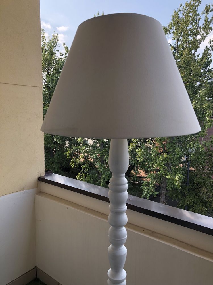 Piękna  biała lampa podłogowa z szafeczką ręcznie toczone drewno