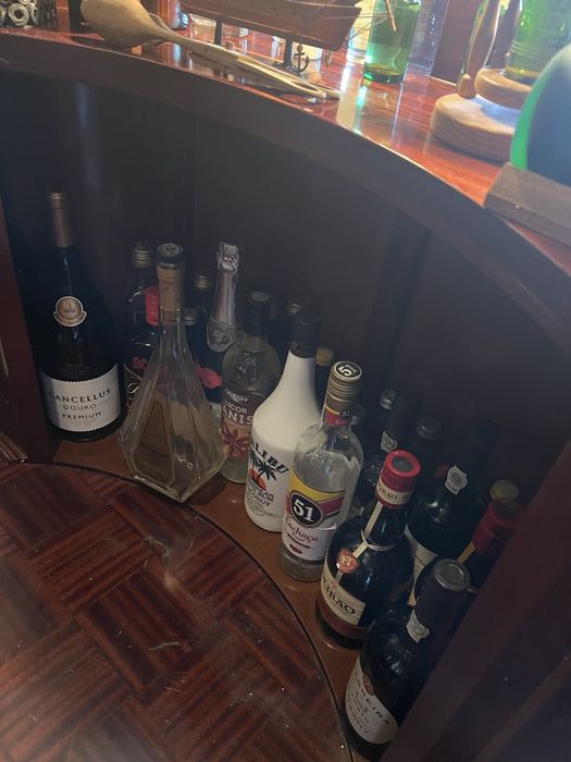 Bar em Mogno com 2 Bancos