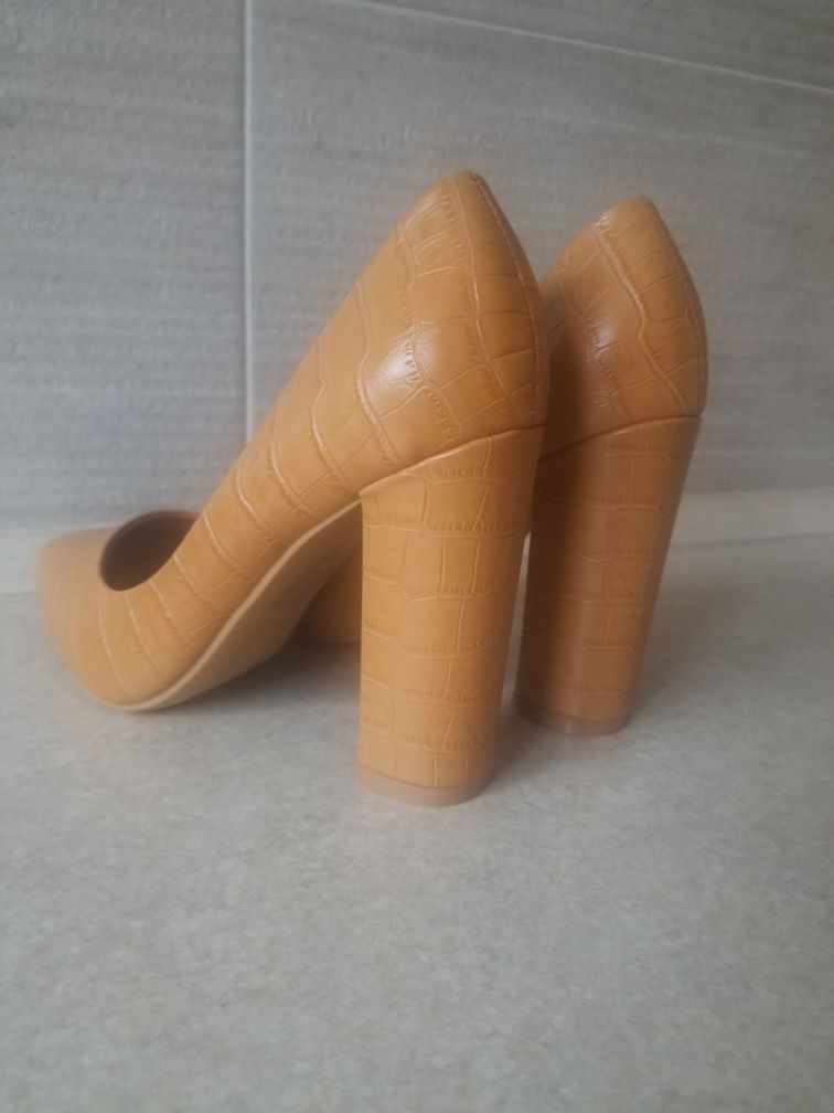 Buty na obcasie 37r