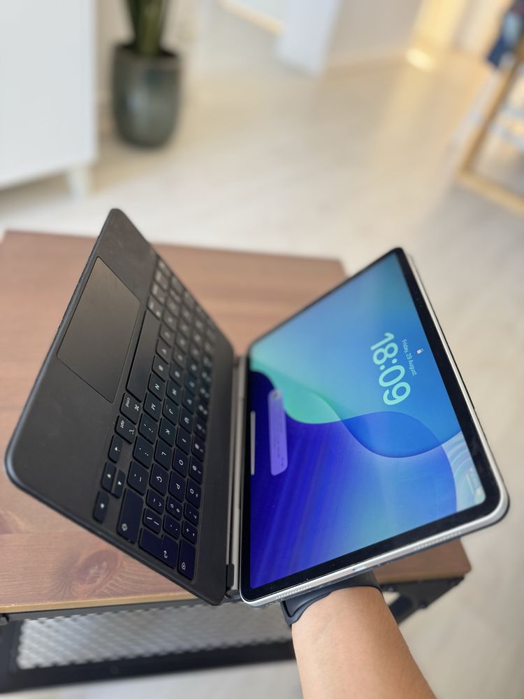 iPad Pro (2018, 256Gb) + Magic Keyboard + Paperlike - Impecável
