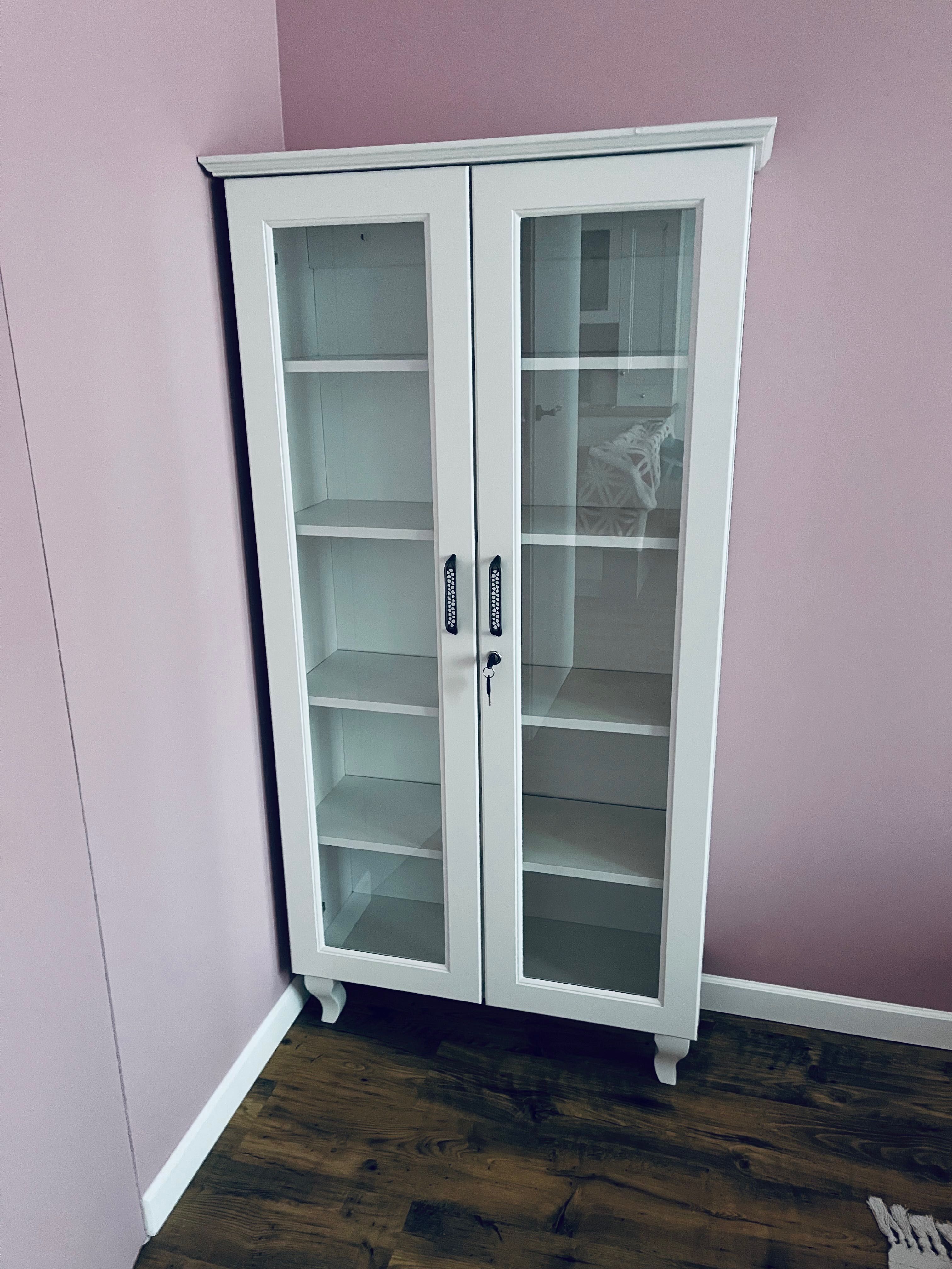 Witryna biblioteczka zamykana na Kluczyk