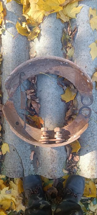 Гальмівні колодки на 2 ПТС 4