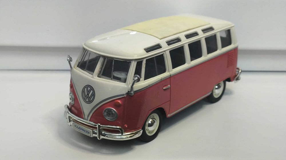 Модель, машинка Volkswagen Van Samba 1.24 Maisto Red